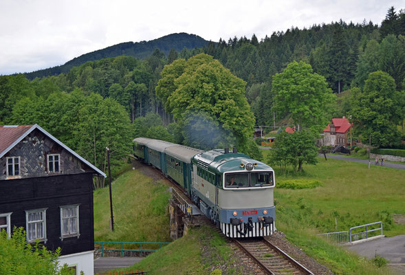 T478.3001 am Os 6658 Decin-Rumburk an bekanntem Fotomotiv bei Kytlice. 18.06.16, Foto: Robert Schleusener