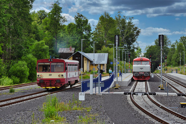 810 668-4 Mikulášovice dolní nádraží - Rumburk, daneben T478 1006, Juli 2021.