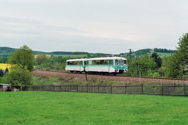 14. Mai 2005: Kurz bevor die Strecke Neustadt - Bautzen durch den Bau der neuen Umgehungsstraße endgültig stillgelegt wurde, fuhren die OSEF noch einmal mit dem "Ferkel" nach Bautzen. Hier bei Langburkersdorf, Foto: Thomas Weber