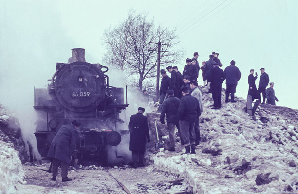 Einheimische und Soldaten der NVA befreiten den Zug von den Schneemassen. Januar 1970, Foto: Archiv Klaus Schiekel, Stolpen