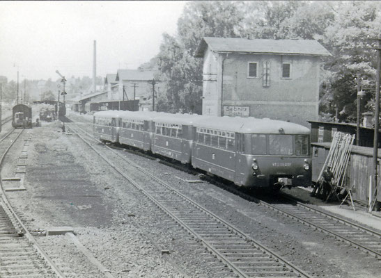 Ein 4-teiliges VT 2.09 Gespann (mit Steuerwagen VT 2.08) hat Ausfahrt in Richtung Neustadt. Eine herrliches Zeitdokument, noch sind alle Bahntechnischen Bauten auf dem Sebnitzer Bahnhof vorhanden, auch das Wasserhaus. 