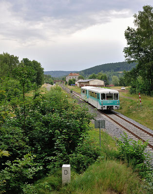 Blick in Richtung Dolni Poustévna mit Grenzstein im Vordergrund, letzte Aufnahme vom 05.07.14.