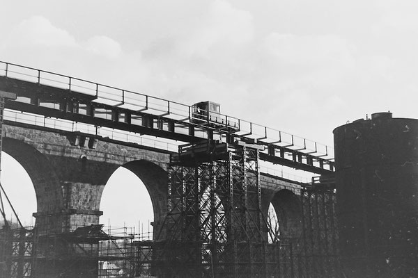 Ein SKL auf der Behelfsbrücke. 