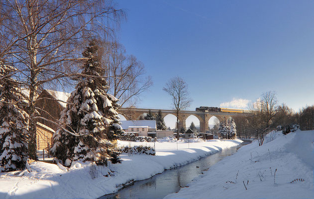 Am Nachmittag ging es zurück nach Löbau. Bei eisig kalten -14°C dampft 52 8080 über die Wesenitz und das Putzkauer Viadukt und wird gleich Bischofswerda erreichen. 04.12.10