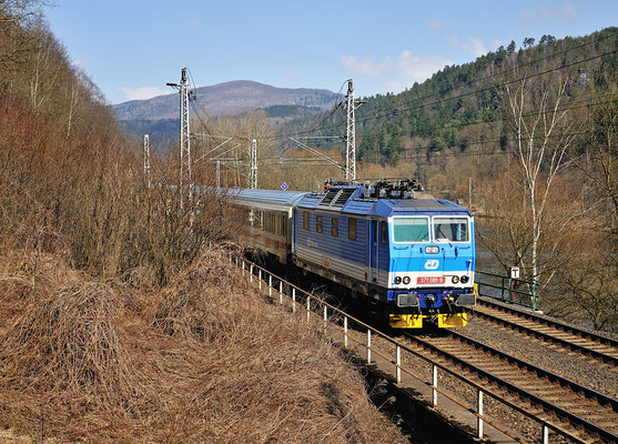 Kurz hinter der Deutsch-Tschechischen Grenze fahren alle E-Lokomotiven "abgebügelt". Hier wird das Stromnetz gewechselt! 371 001-9 mit IC gen Tschechien am 07.04.2013, im Hintergrund der Große Winterberg.