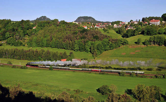 Von diesem herrlichen Aussichtspunkt bietet sich nach einem Schwenk noch dieser Blick auf den Zug mit Bärenstein und Rauenstein im Hintergrund. 10.05.14