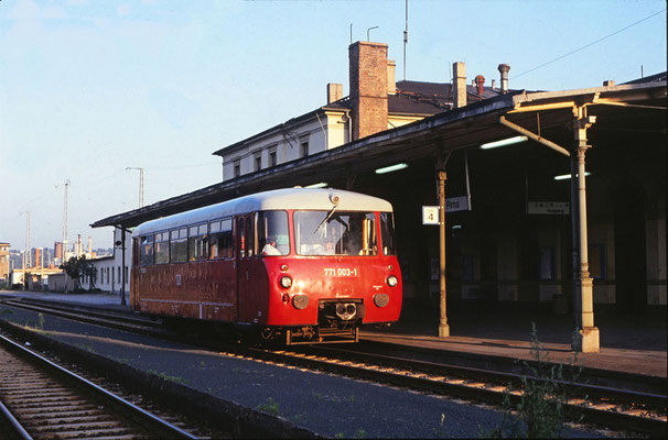 Es kam schon einer kleinen Sensation gleich, als im Sommer 1995 noch mal ein LVT mit den gerundeten Eckfenstern in der TE Pirna beheimatet wurde. Am 30.06.1995 steht 771 003 im Bf Pirna zur Abfahrt Richtung Dürrröhrsdorf bereit. Foto: Archiv Uwe Schmidt