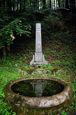 Denkmal für die gefallenen des 1. Weltkriegs im Wald zwischen Mlýny und Kytlice.