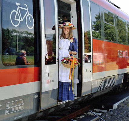 "Alles einsteigen" für die Rückfahrt des Eröffnungszuges nach Sebnitz!