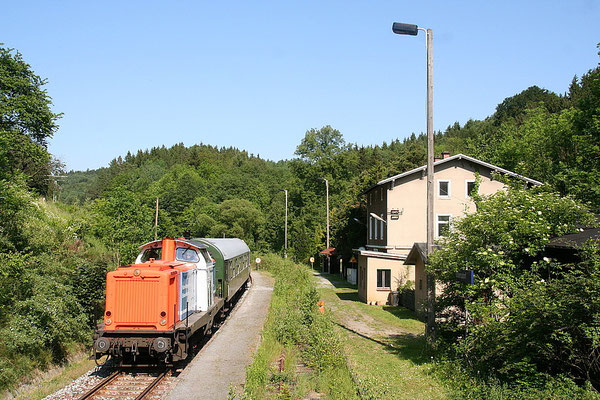 Der Zug im Bahnhof Ulbersdorf. Die Natur hat sich mittlerweile ihren Platz im alten Gleisbett von Gleis 2 zurückgeholt. 03.06.11. Foto: André Beck