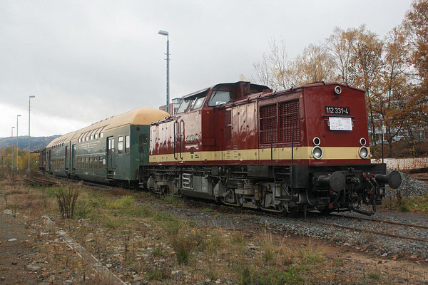 Sonderfahrt mit 112 331, zwei Doppelstockwagen (DB7) und einem Begleiterwagen zu einer "Werkstattfahrt" anlässlich des Jubiläums 50 Jahre Wendezugbetrieb Dresden-Bad Schandau. Neustadt 30.10.2008, Foto: Jürgen Vogel