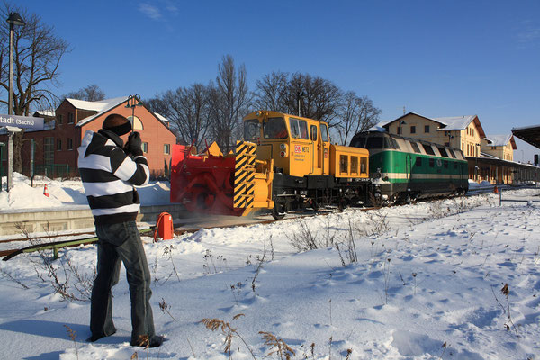 Gut wenn sich mehrere Fotografen für eine Sache Interessieren - so kommt man selbst auch mal mit aufs Bild. 118 002 mit der Schneefräse in Neustadt, Februar 2009, Foto: Jürgen Vogel