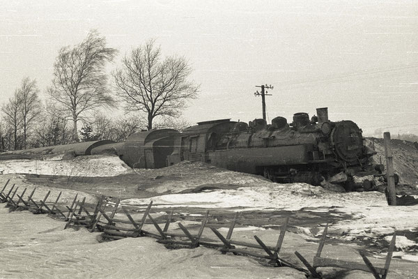 Heftige Schneeverwehungen führten im Januar 1970 dazu, dass der Personenzug mit 86 059 von Pirna nach Neustadt auf den Feldern zwischen Helmsdorf und Stolpen in Schneeverwehungen stecken blieb. Foto: Archiv Klaus Schiekel, Stolpen