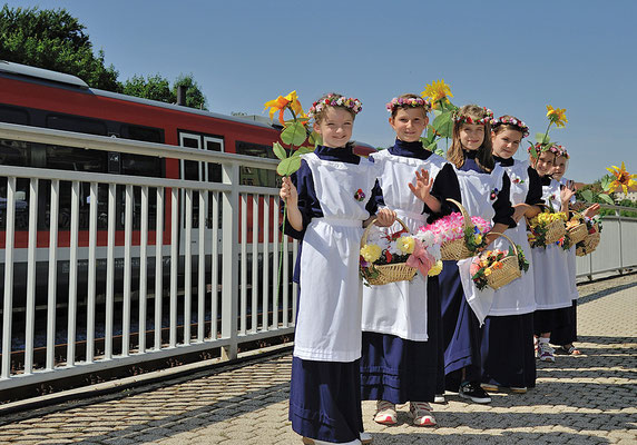 Die Sebnitzer Blumenmädchen auf dem Bahnhofsgelände.