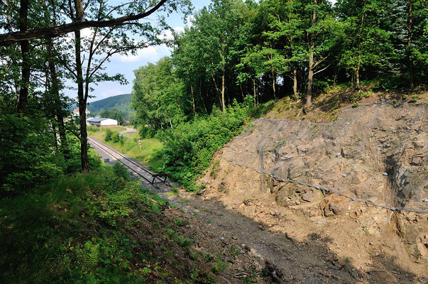 Gesicherter Steilhang im Einschnitt vor der tschechischen Grenze, Blick Richtung Dolni Poustévna. 06.07.2013
