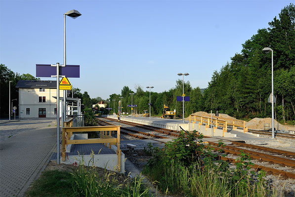 Letzte Bauarbeiten im Bahnhof Sebnitz. Der Inselbahnsteig wurde komplett neu gebaut, leider musste die Altehrwürdige Überdachung dem neuen, schlichten und "praktischen" Design weichen. 10.06.2014