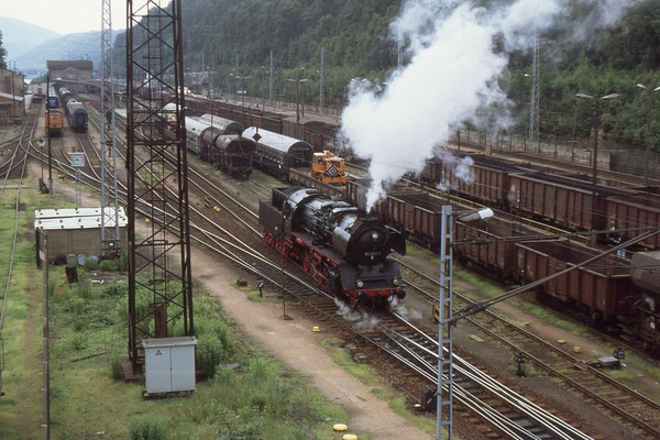 Die folgenden 13 Aufnahmen hat mir Andreas Matschke zukommen lassen, alle Bilder entstanden während einer Plandampfveranstaltung am 30.06.1991! Hier befindet sich 50 3661 im gut gefüllten Grenzbahnhof Bad Schandau, Foto: Andreas Matschke