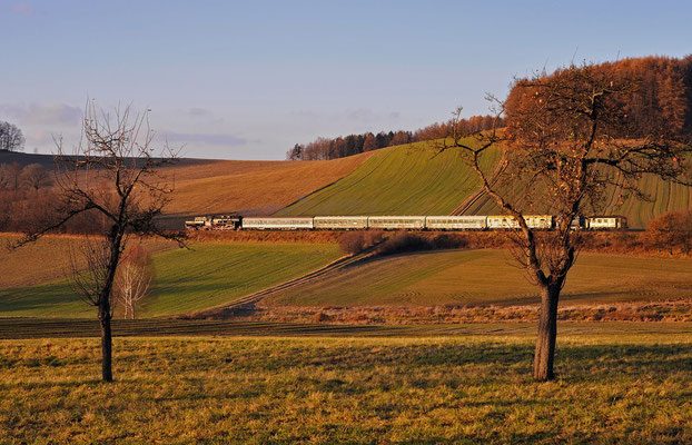 Nach dem Fahrtrichtungswechsel in Neustadt rollt der Zug bei Langenwolmsdorf durchs wunderschöne Spätherbstlicht der untergehenden Sonne. Weiter geht die Fahrt nach Pirna, 27.11.11.