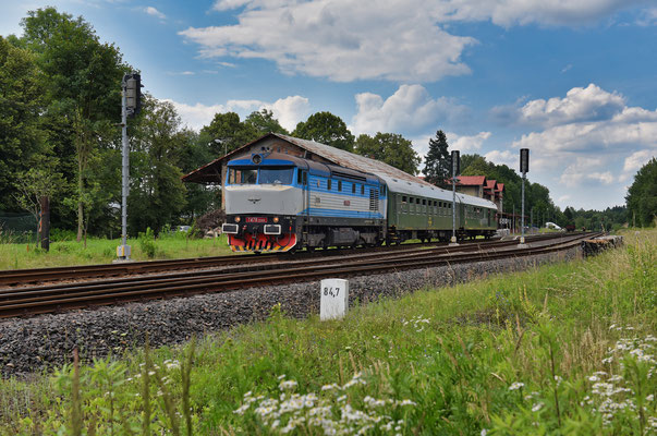 T478 2065 mit dem Lužickohorský rychlík Mikulášovice dolní nádraží - Prag in Krásná Lípa, Juli 2021.