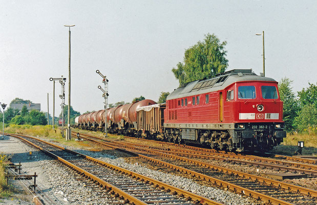 232 382 mit Elbtal-Umleiter-Güterzug hat Ausfahrt in Dürrröhrsdorf nach Arnsdorf. Heute wäre dies nicht mehr möglich, es fehlen 2 Weichen. Eine davon in Arnsdorf. 