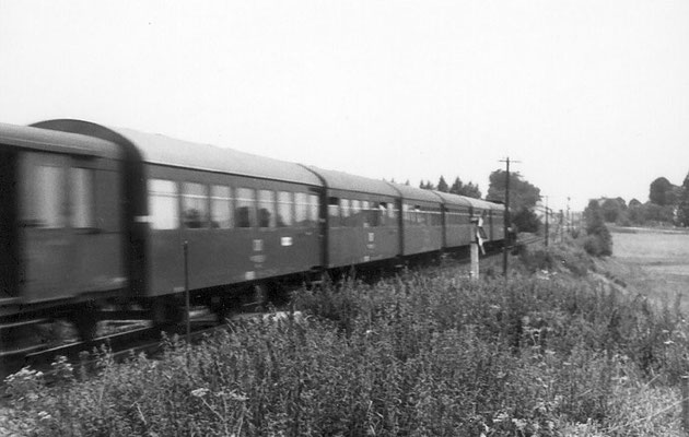 Eine typische DR-Garnitur der 70ér Jahre. In Langenwolmsdorf kurz vor dem Einfahrtssignal Richtung Stolpen gelang dem Fotografen dieser Nachschuss auf den Zug mit V100 an der Spitze. 1972, Foto: Dieter Wustmann