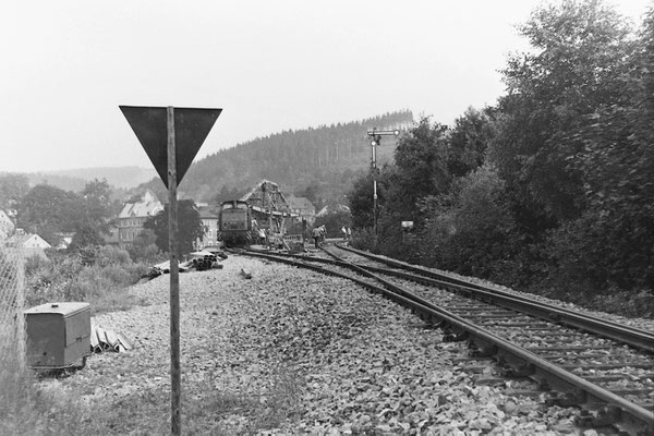 Am Einfahrtssignal nach Sebnitz, links zweigt das Gleis auf die Behelfsbrücke ab, 1984.