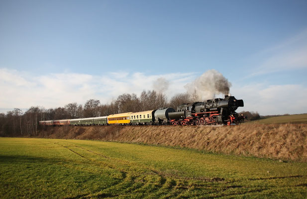 Da bei meinem Versuch die 52 bei Stolpen abzulichten leider der Akku streikte, hier noch 2 sehr schöne mir Zugesandte Aufnahmen der Fahrt von Pirna nach Neustadt als Ergänzung, Dürrröhrsdorf, 29.11.09 Foto: Michael Hube