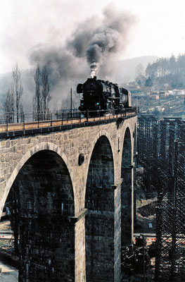 Personenzug mit Reko 52 von Bad Schandau in Richtung Bautzen auf dem Sebnitzer Stadtviadukt. 1984, Foto: Archiv Sven Kasperzek.