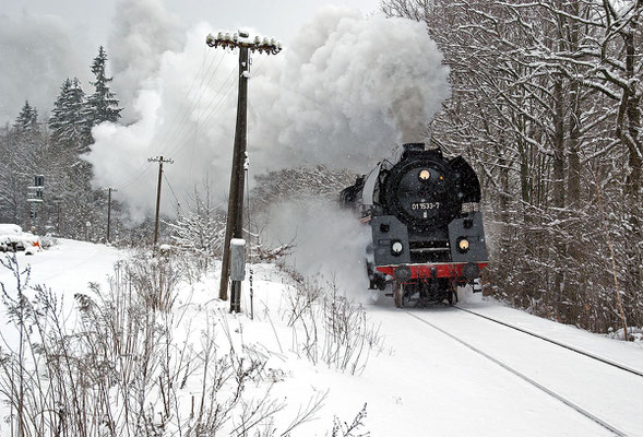 In der Steigung zwischen Putzkau und Neukirch zeigt die Maschine im Schneegestöber eindrucksvoll was in ihr steckt, Februar 2009.