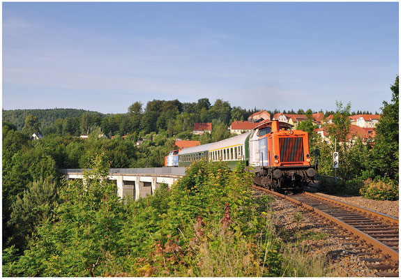 Und wieder geht es zurück von Bad Schandau nach Neustadt. Hier überquert der Zug das Sebnitzer Stadtviadukt, bevor er in den Bahnhof einrollt. 04.06.11, 07:43 Uhr