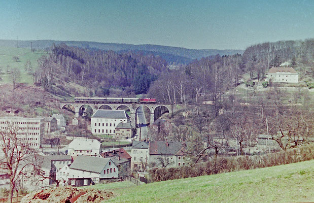 Eine typische Reichsbahn-Garnitur der 80 Jahre mit V100 auf dem Hainersdorfer Viadukt mit Personenzug von Bad Schandau nach Bautzen.
