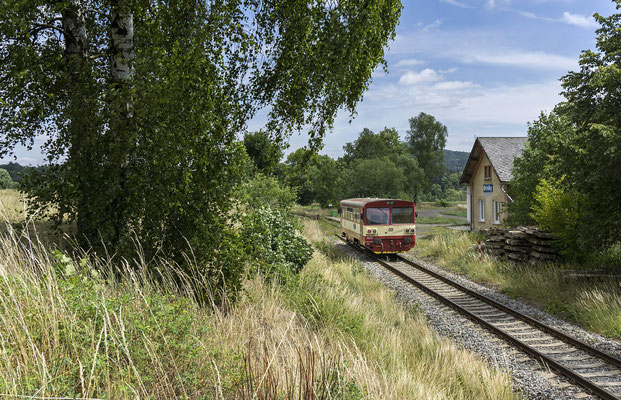 810 668-4 Mikulášovice - Rumburk verlässt die Bahnstation von Brtníky, 01.07.18