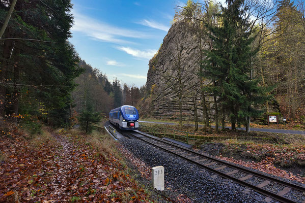 Regio Shark (844 026-5) Decin - Rumburk am äußerst interessanten Basaltfelsen unterhalb des Vyhlídkové místo bei Česká Kamenice, Oktober 2022.