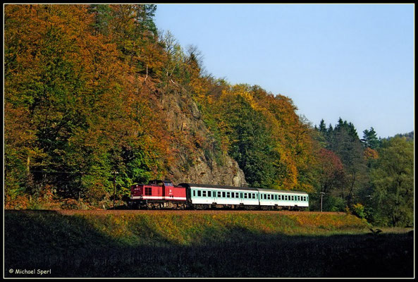 Die bis zuletzt in einem ordentlichen Lackzustand befindliche bordeauxrote 202 882 führte am 23. Oktober 2000 in Höhe der einstigen Buttermilchmühle RB17825 Richtung Bad Schandau. Foto: Archiv Michael Sperl