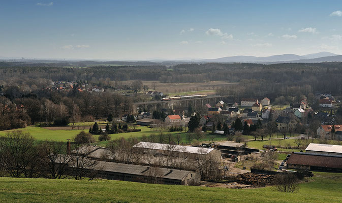 Oster-Sonderzug mit 118 552 Löbau-Hosena. Hier am Morgen des 04.04.15 auf dem Viadukt in Demitz-Thumitz. 