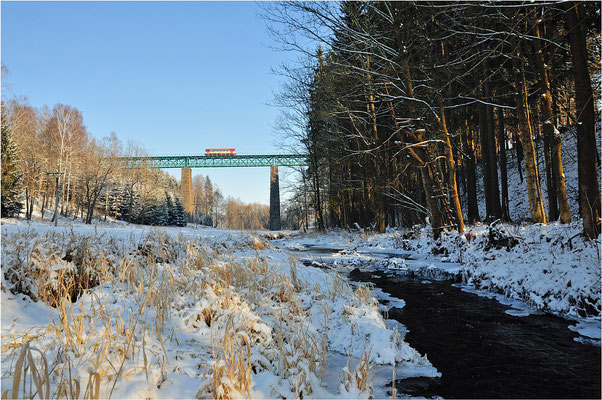 Wenig später rumpelt 810 165-1 über die imposante Brücke bei Vilémov. 26.01.2014