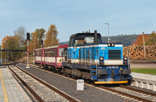 714 202-9 mit dem Deciner Touristenzug in Mikulášovice dolní nádraží, Oktober 2022.