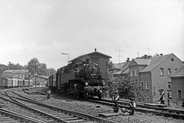 86 001 hat Ausfahrt in Sebnitz nach Bad Schandau. 