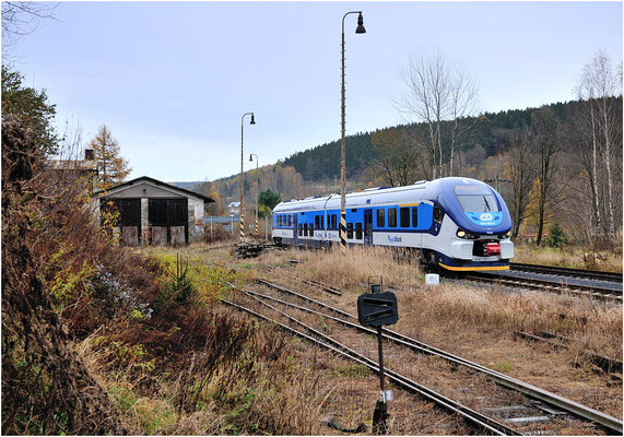 Und dann kommt er auch schon, der Regio Shark im aktuellen CD-Design in Gestalt von 844 025-7 ("Bolek"). Dies war die erste Testfahrt von Decin über Rumburk nach Dolni Poustévna. 03.11.2013