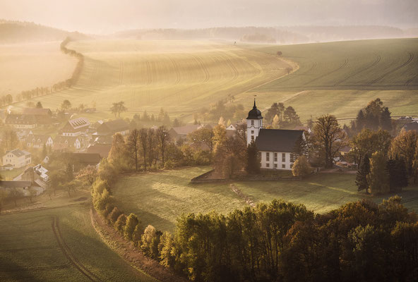 Herbstmorgen auf dem Papststein. Blick auf die Papstdorfer Kirche.