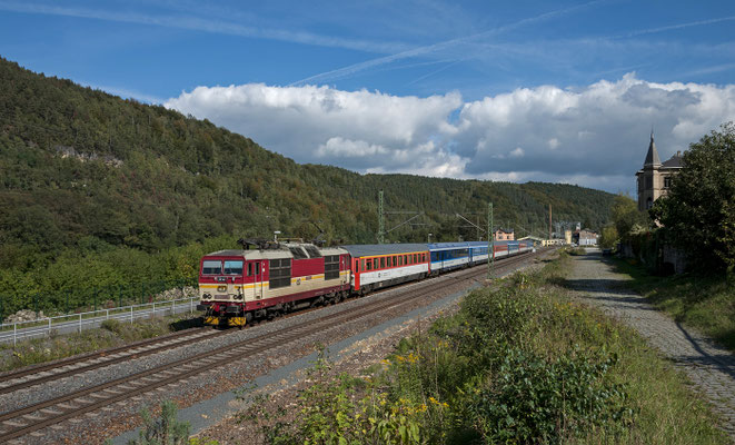 371 005 "Pepin" auf dem Weg von Tschechien nach Dresden bei Königstein. 28.09.2013