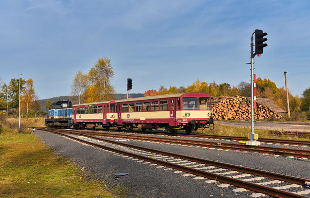 714 202-9 mit dem Deciner Touristenzug in Mikulášovice dolní nádraží, Oktober 2022.