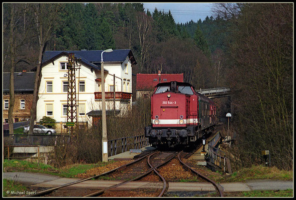 Die Görlitzer 202 544 poltert mit ihrer RegionalBahn nach Bad Schandau am 1. April 2001 über die Sebnitzbrücke an der Einfahrt des Bf.Ulbersdorf. Foto: Archiv Michael Sperl