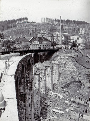 Nur die Stützpfeiler sind noch übrig, Februar 1986, Foto: Archiv Sven Kasperzek.