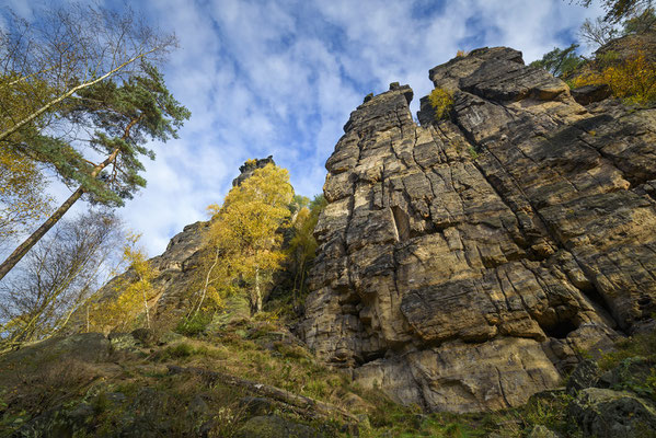 Unterwegs im Bielatal. Unterhalb der Dürre Biela Nadel fällt beim Blick nach oben die Zerbrechlichkeit der Felsen ins Auge.