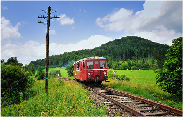 M 131.1302 ( "Hurvinek" ) auf der Fahrt von Ceská Kamenice nach Kamenický Šenov. Vorbei geht es am Zámecký vrch auf dem sich auch eine Burgruine befindet. 06.07.2013