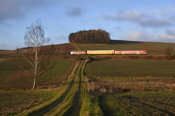 Auf der Rückfahrt nach Pirna brach bei Langenwolmsdorf die untergehende Sonne genau im richtigen Moment für wenige Sekunden durch die zähe Wolkendecke... 20.12.16