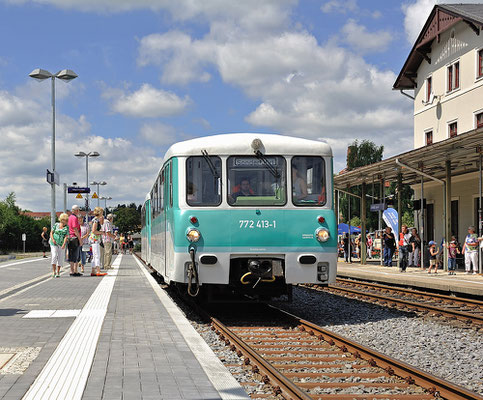 Kurz darauf, Einfahrt der Ferkeltaxe nach Rangierfahrt in Sebnitz.