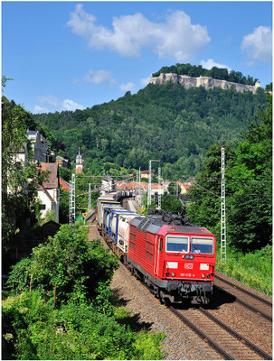 180 018 von DB Cargo mit Güterzug in Königstein, Juni 2012.