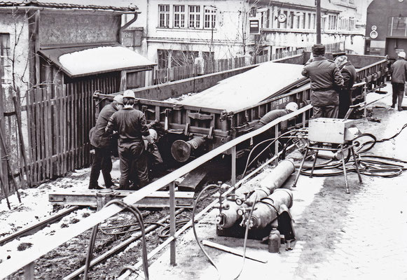 Verunfallter Güterwagen im Werksgelände von ABUS (Arbeitsmittel für Bergbau und Schwerindustrie) Sebnitz. Eine V 100 mit Hilfszug eilte zur Hilfe.